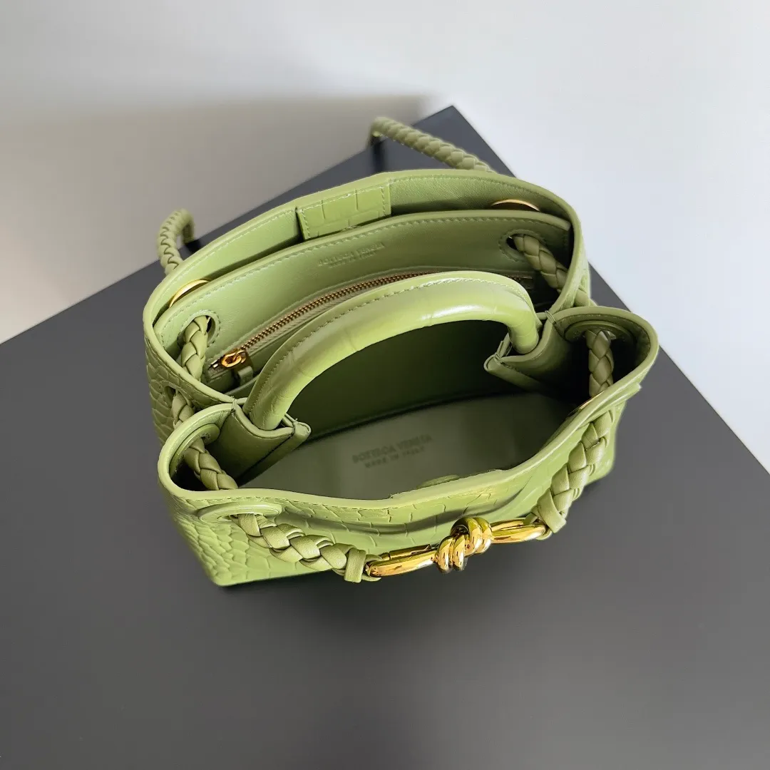 Batch 2880 BOTTEGA VENETA new women's crocodile leather ANDIAMO is shipped! ! ! As a classic model of the BV family, each innovation brings different surprises to fans. There are three ways to carry it with different makeup. Crocodile skin is called the gold in leather and is famous for its top luxury and rarity. During use, the luster of the crocodile skin will not fade or fade with time. No matter how long it is used, it will still remain new. And because each crocodile skin is different, the effect of each crocodile leather bag is different. Style number: 777614 Size: 22*9*15.5cm